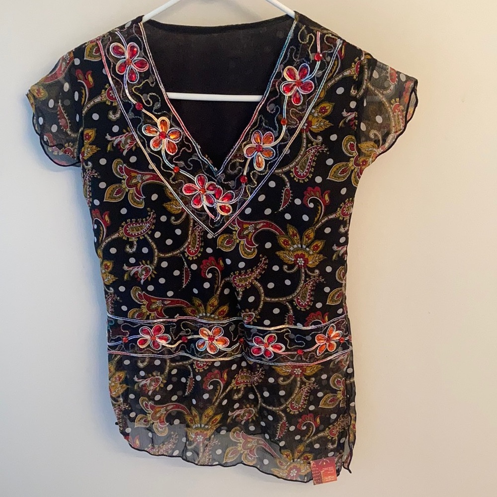 NWT Boutique V neck Color Gem Top W/Short Sleeves